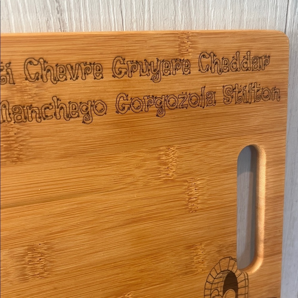Artisan Bamboo Cheese Cutting Board with Cat and Mouse Design - Picture 6 of 9